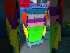 Как штабелировать пластиковые ящики с крышками на тележках для ускорения работы склада