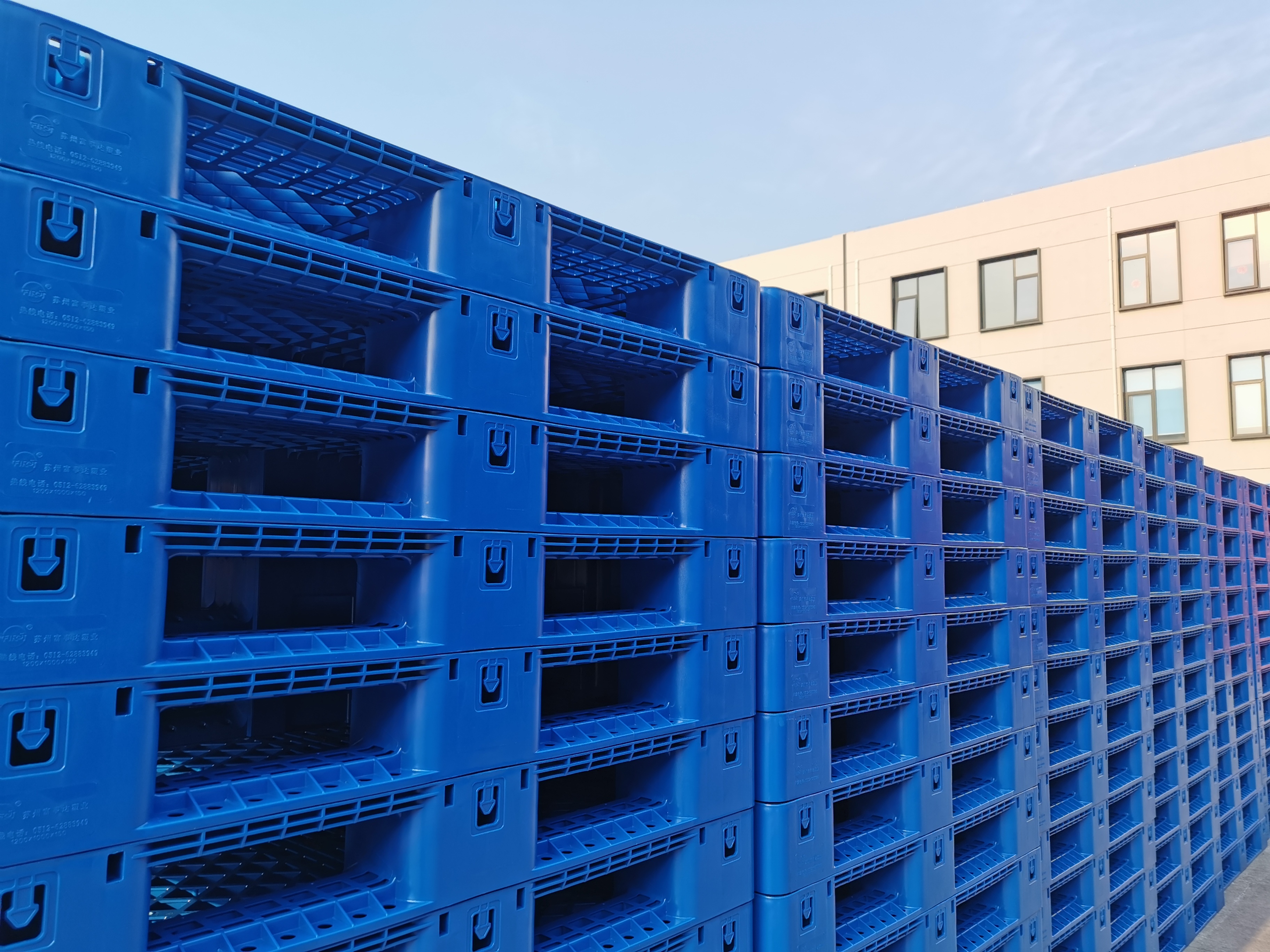 Последние блоги о компании На что обратить внимание при закупке пластиковых поддонов из Китая